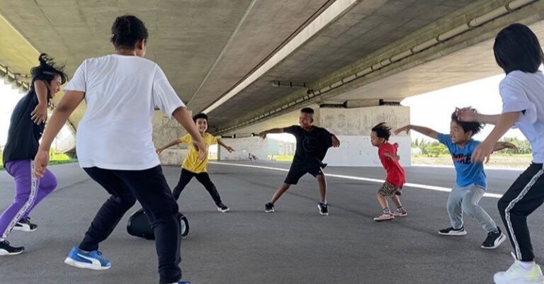 ダンスは箱の中のもの？外で踊る"ストリートダンス"